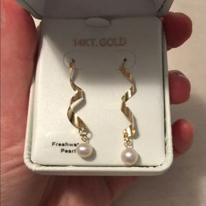 14K gold dangling earrings with freshwater pearls